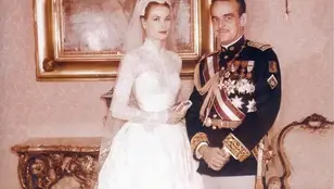 Grace Kelly y Rainiero de Mónaco el día de su boda