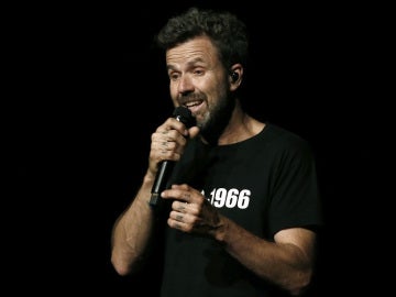Pau Don&eacute;s, vocalista de Jarabe de Palo, durante una actuaci&oacute;n en Pamplona