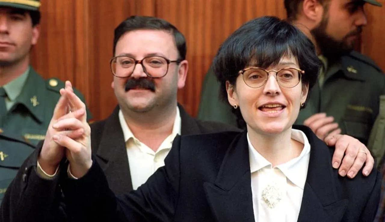 La farmacéutica de Olot, María Angels Feliu, junto a su marido, Paco Pérez Acedo, tras su liberación