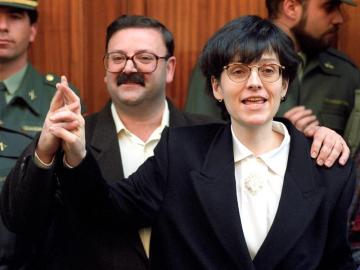 La farmac&eacute;utica de Olot, Mar&iacute;a Angels Feliu, junto a su marido, Paco P&eacute;rez Acedo, tras su liberaci&oacute;n