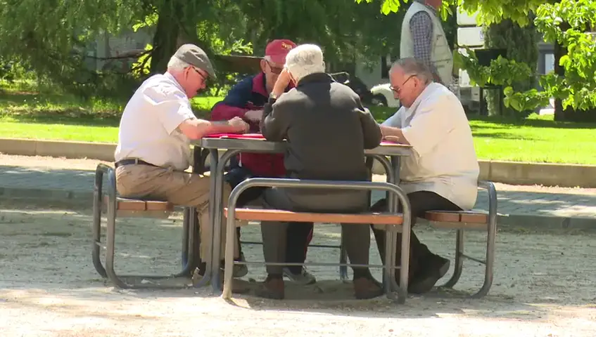 Los pensionistas cobran una 'minipaga' de 100 euros
