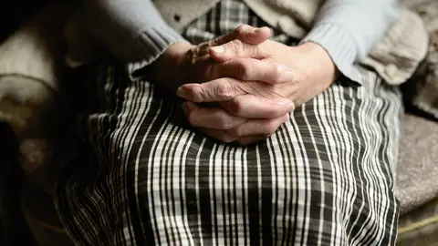 Miles de personas mayores deciden vivir en soledad por no querer abandonar su hogar o por no tener familia Miles de personas mayores deciden vivir en soledad por no querer abandonar su hogar o por no tener familia