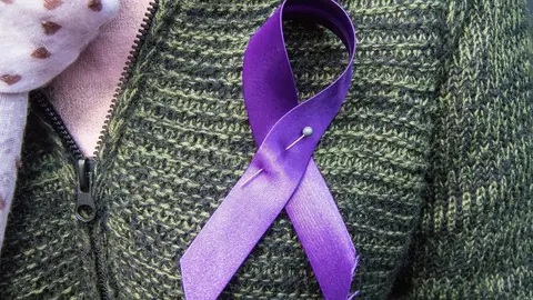 Lazo morado por la lucha contra la violencia de género Lazo morado por la lucha contra la violencia de género