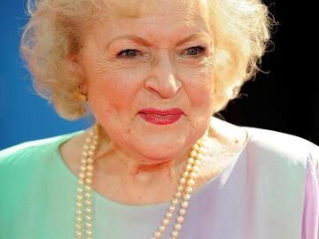 El agente de Betty White desmiente que la actriz muriera a causa de la vacuna contra el coronavirus