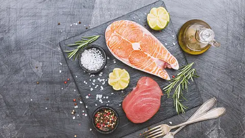 Los pescados grasos como el salmón proporcionan vitamina D. Los pescados grasos como el salmón proporcionan vitamina D.