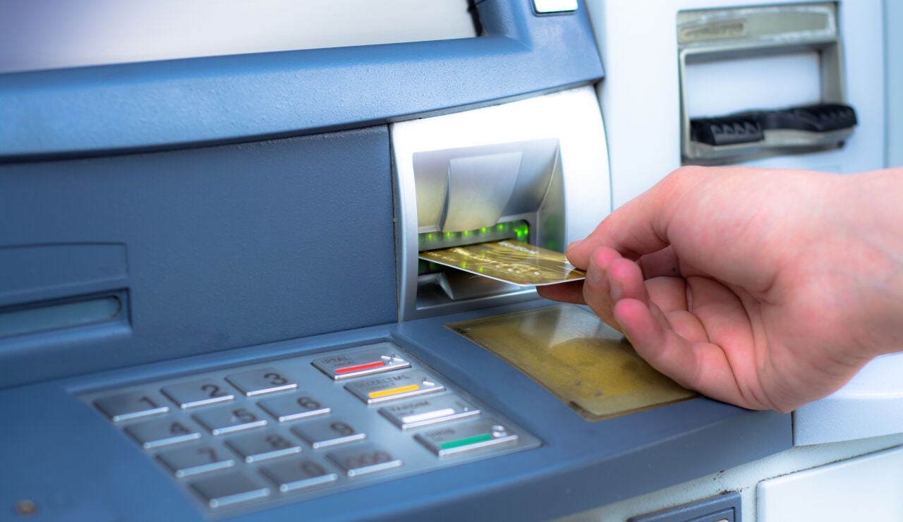 Cajero y tarjeta de crédito