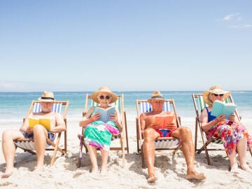 Personas mayores en la playa