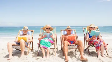 Personas mayores en la playa