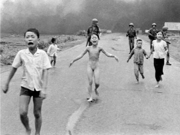 Fotograf&iacute;a tomada en 1972 en Vietam por la que a Kim Phuc se la empez&oacute; a conocer como la 'ni&ntilde;a del napalm'