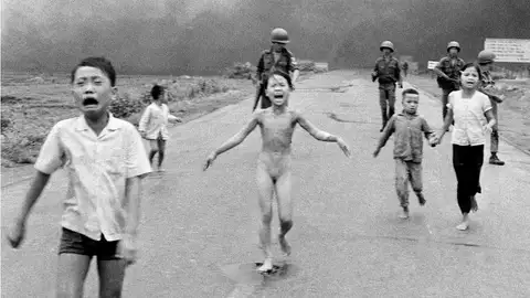 Fotografía tomada en 1972 en Vietam por la que a Kim Phuc se la empezó a conocer como la 'niña del napalm' Fotografía tomada en 1972 en Vietam por la que a Kim Phuc se la empezó a conocer como la 'niña del napalm'