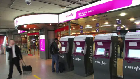 Taquillas y máquinas de renfe Renfe permitirá viajar con perros grandes en sus trenes