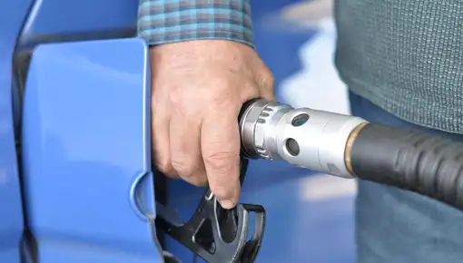 La gasolina marca un nuevo mínimo anual al pagarse de media a 1,558 euros 