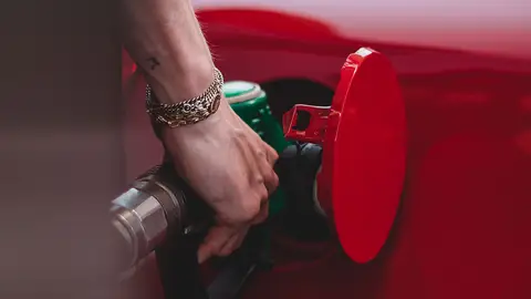 Echando gasolina Echando gasolina