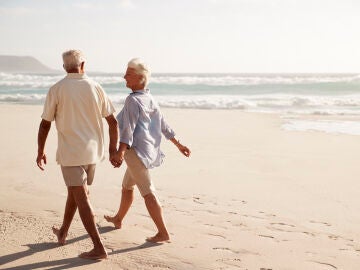 Pareja de personas mayores en la playa