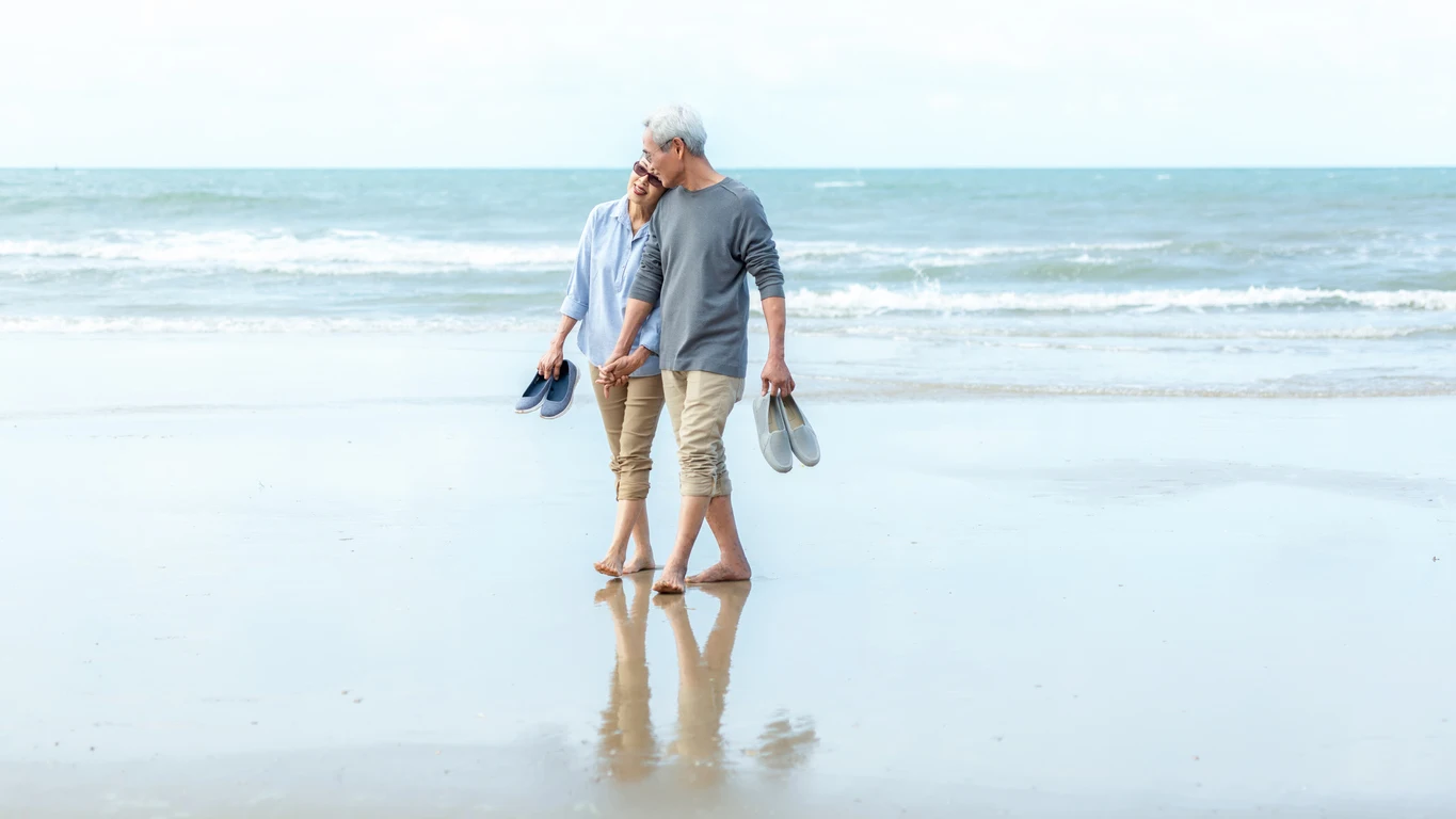 Pareja de personas mayores en la playa