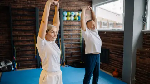 Una mujer y un hombre practicando ejercicio. Una mujer y un hombre practicando ejercicio.