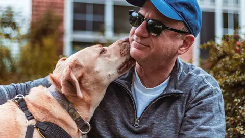 Vivir con mascotas mejora el bienestar físico y emocional Perro saluda a su dueño