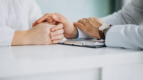 Un oncólogo con su paciente Un oncólogo con su paciente