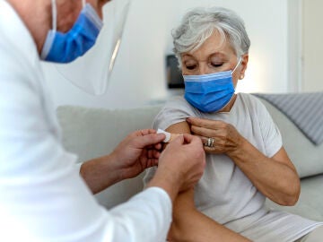 Comienza la campaña de vacunación de gripe y cuarta dosis de COVID a mayores de 60 años en Madrid 