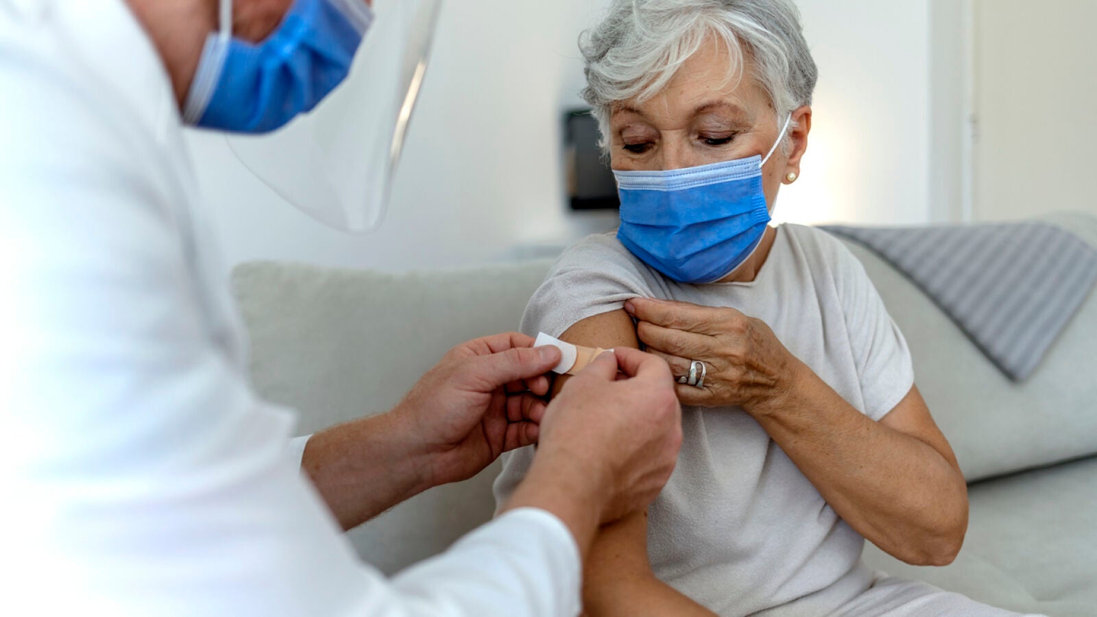 Comienza la campaña de vacunación de gripe y cuarta dosis de COVID a mayores de 60 años en Madrid 