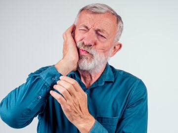 Hombre con dolor en la boca