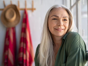 Mujer con el pelo canoso