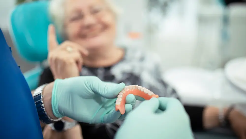 Odontólogo con una dentadura postiza