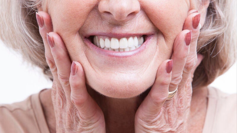 Dentadura postiza o implantes: ¿Cuál es la mejor opción?