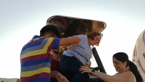 Camila montando en globo Camila montando en globo