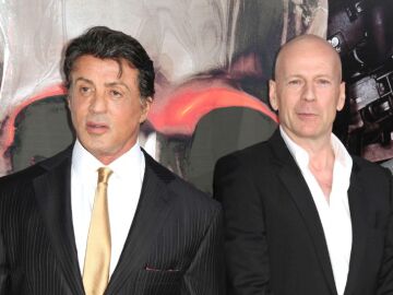 Sylvester Stallone y Bruce Willis en el estreno de una pel&iacute;cula