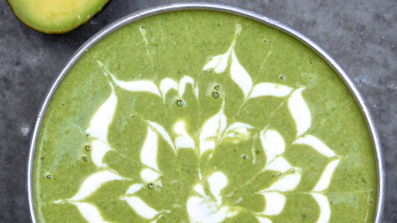 Receta saludable para la diabetes Sopa de aguacate y edamame