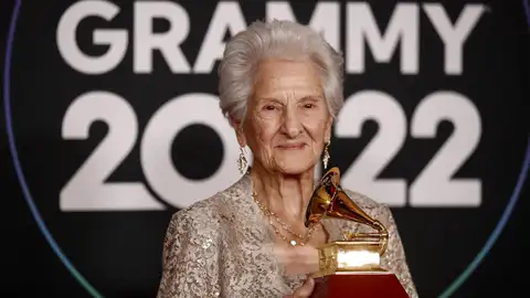 Ángela Álvarez posa con el premio a Mejor Nueva Artista en los Latin Grammy Ángela Álvarez posa con el premio a Mejor Nueva Artista en los Latin Grammy