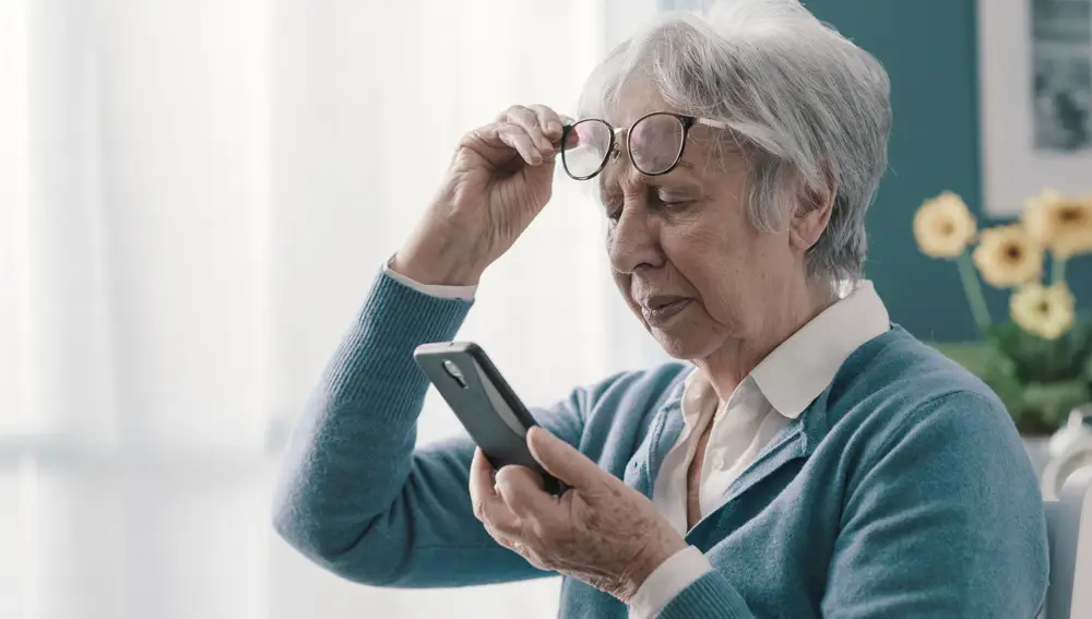 Señora mayor usando un móvil