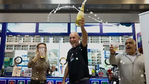 Una administración celebra haber vendido un cuarto premio de la Lotería de Navidad 2022 Una administración celebra haber vendido un cuarto premio de la Lotería de Navidad 2022
