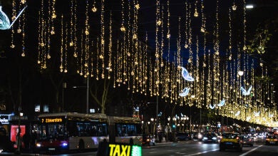 Los taxistas de diferentes ciudades realizarán recorridos solidarios para llevar a las personas mayores de residencias a ver las luces de Navidad