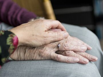 Una joven comparte el emotivo gesto de su abuelo cuando su mujer estuvo enferma