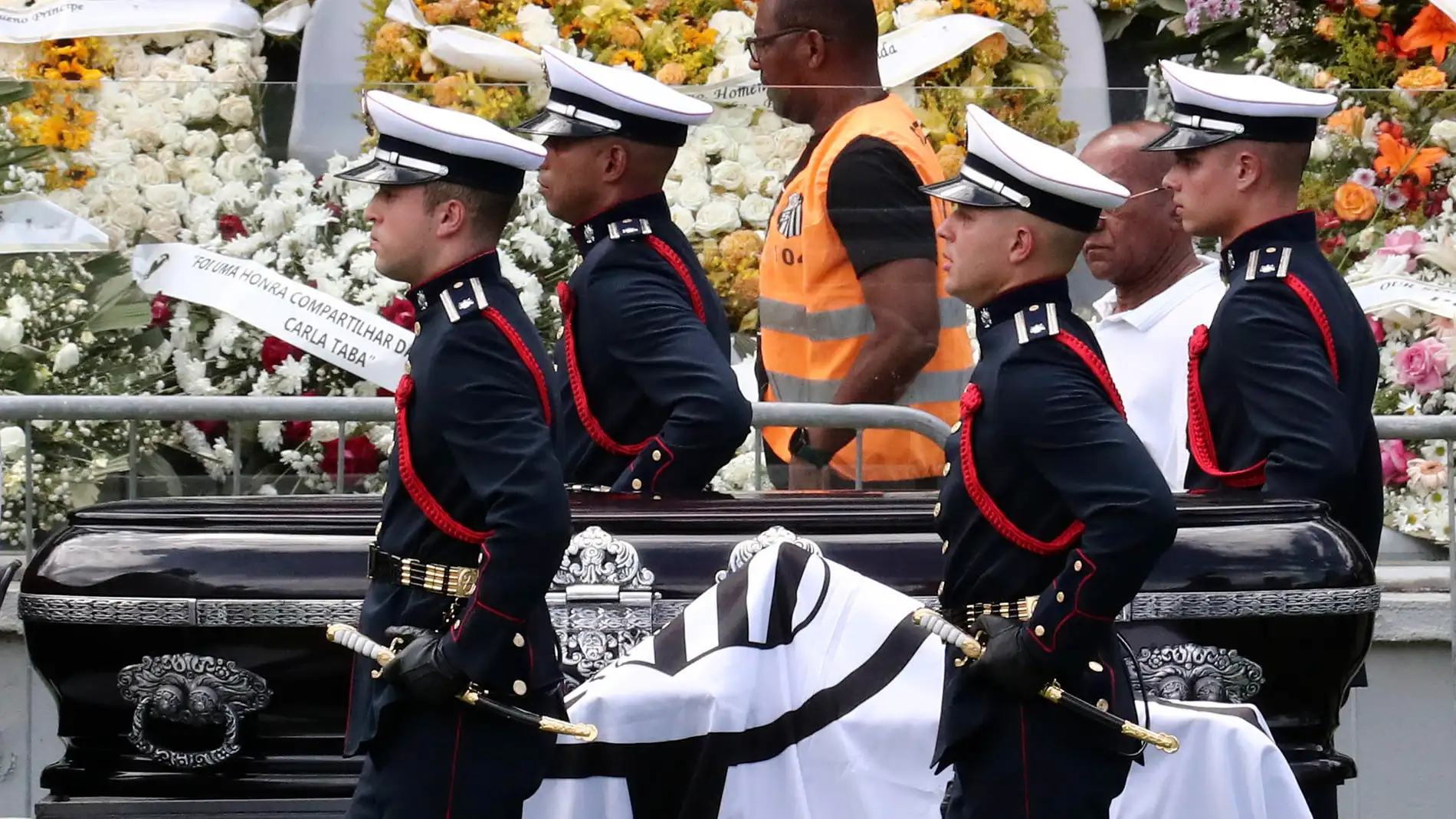 Miembros de una guardia de honor cargan el féretro con el cuerpo de la leyenda del fútbol 'Pelé