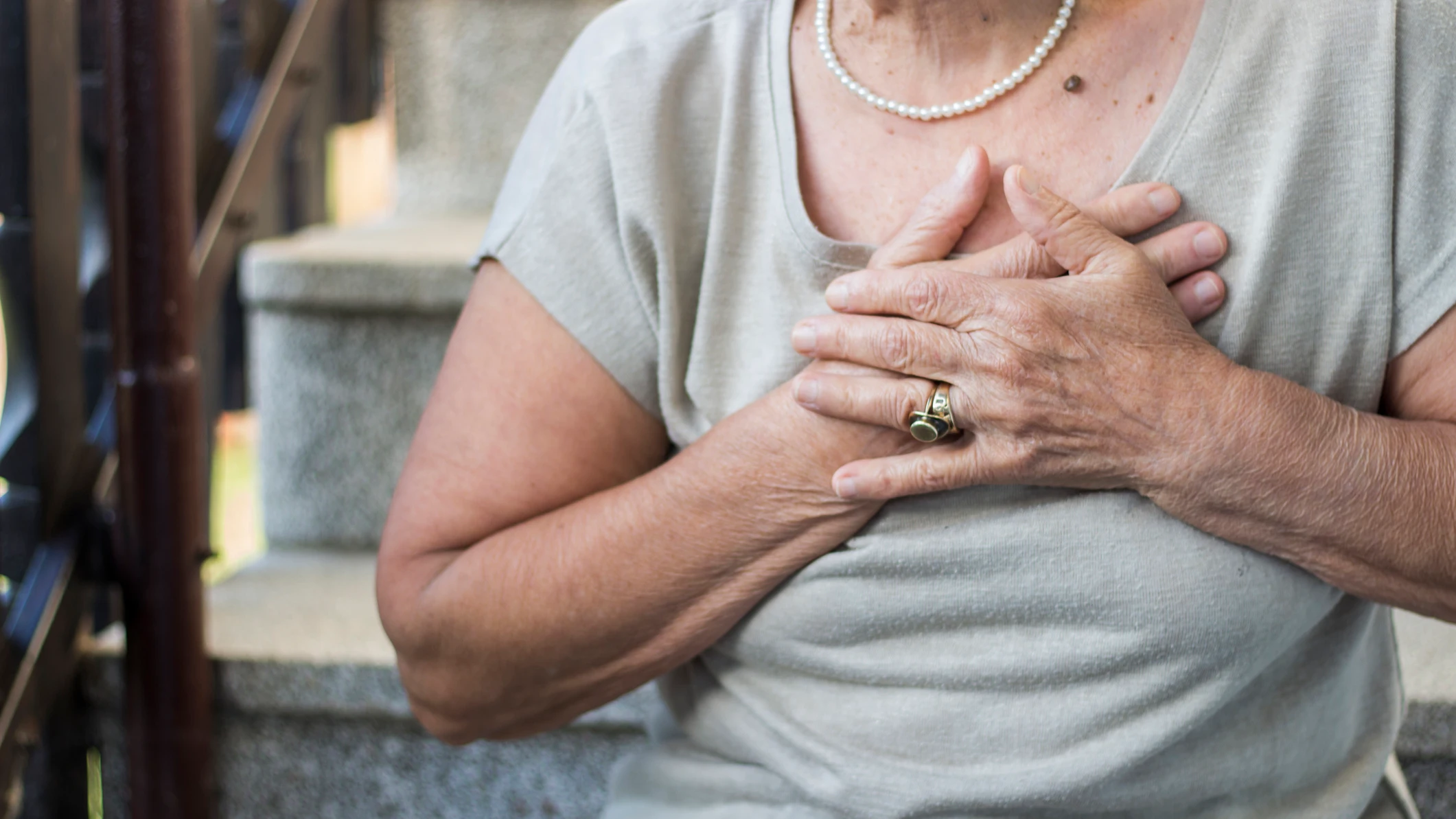 Mujer con dolor en el pecho Mujer con dolor en el pecho