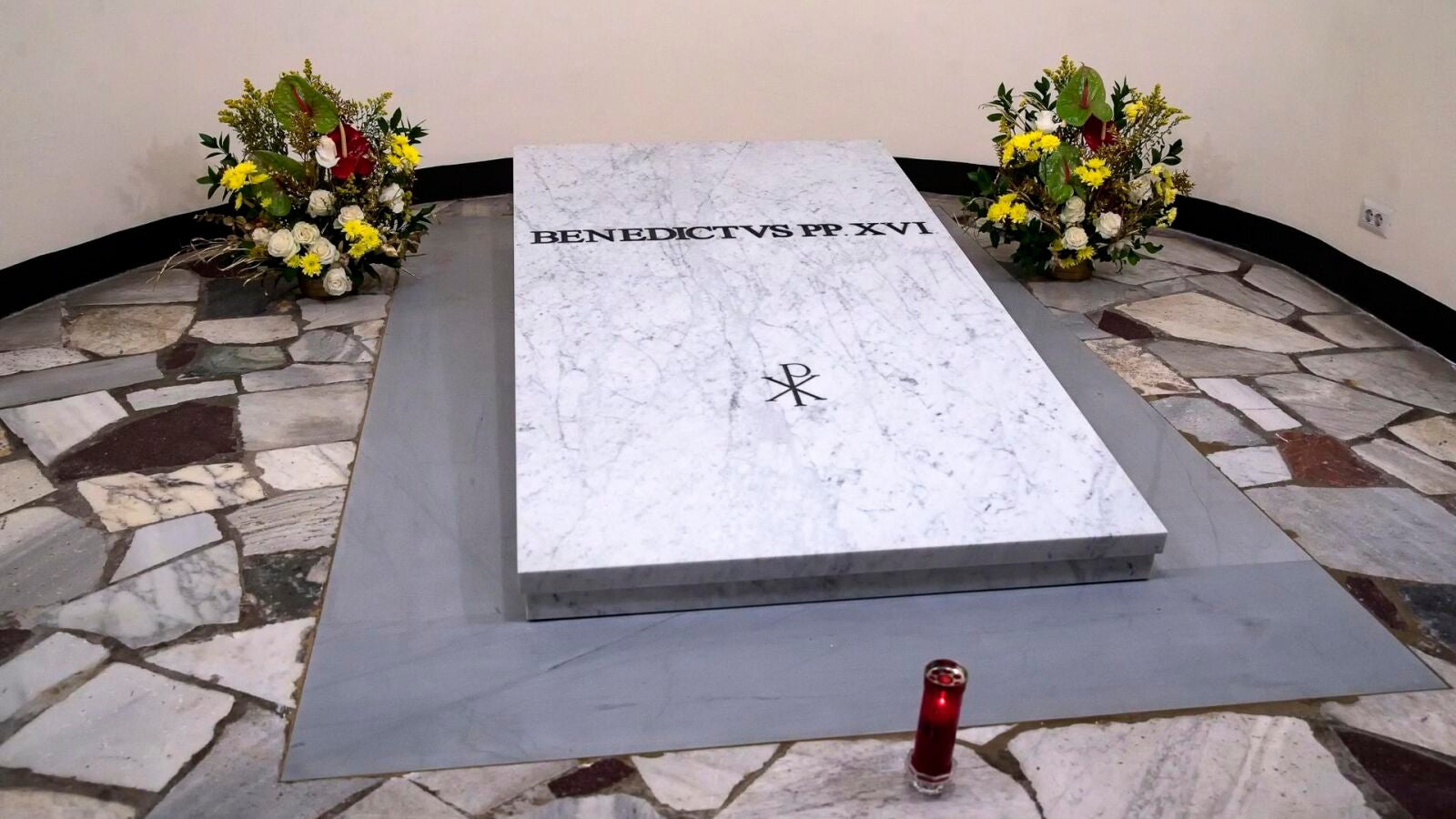 La tumba de Benedicto XVI ya puede ser visitada en la cripta vaticana