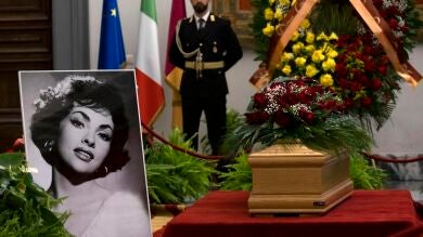 Decenas de admiradores despiden a la mítica Gina Lollobrigida bajo la lluvia