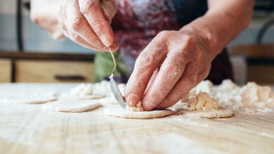 La 'Academia Mayorchef' en Leganés ya ha enseñado a cocinar a más de 52 hombres mayores de 65 años