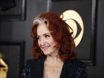 La cantante Bonnie Raitt de 73 años gana la mejor canción del año en los Grammy por 'Just Like That'