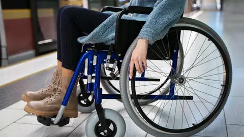 Mujer joven en silla de ruedas Mujer joven en silla de ruedas