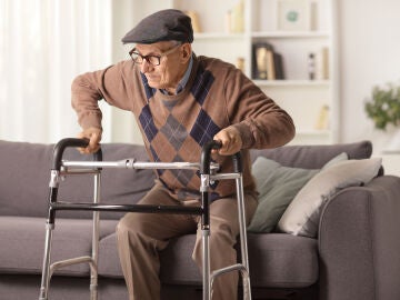 Persona mayor con andador