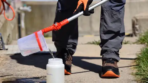 Un técnico extrae agua de la Estación de Aguas Residuales de Valladolid Un técnico extrae agua de la Estación de Aguas Residuales de Valladolid