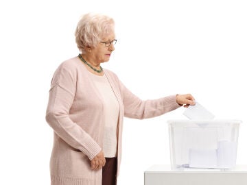 Mujer mayor votando