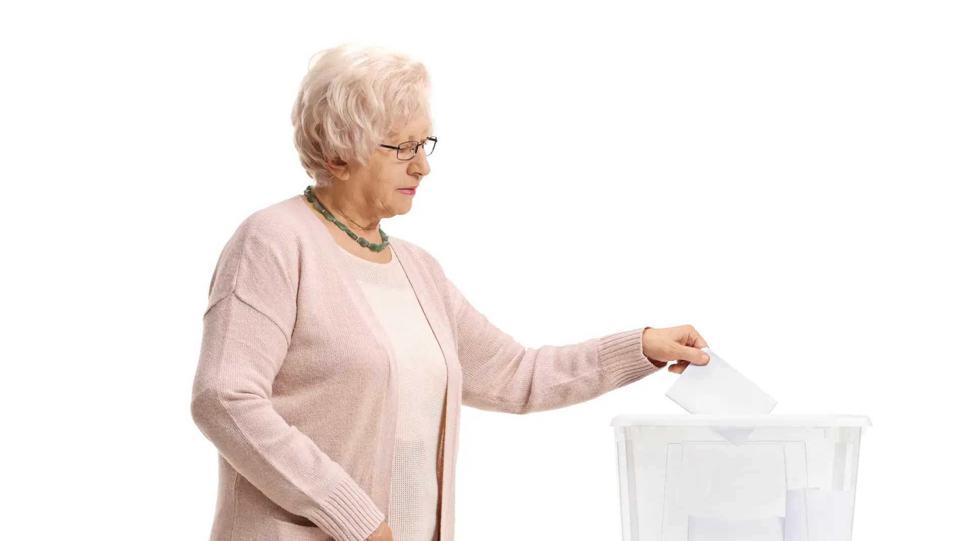 Mujer mayor votando