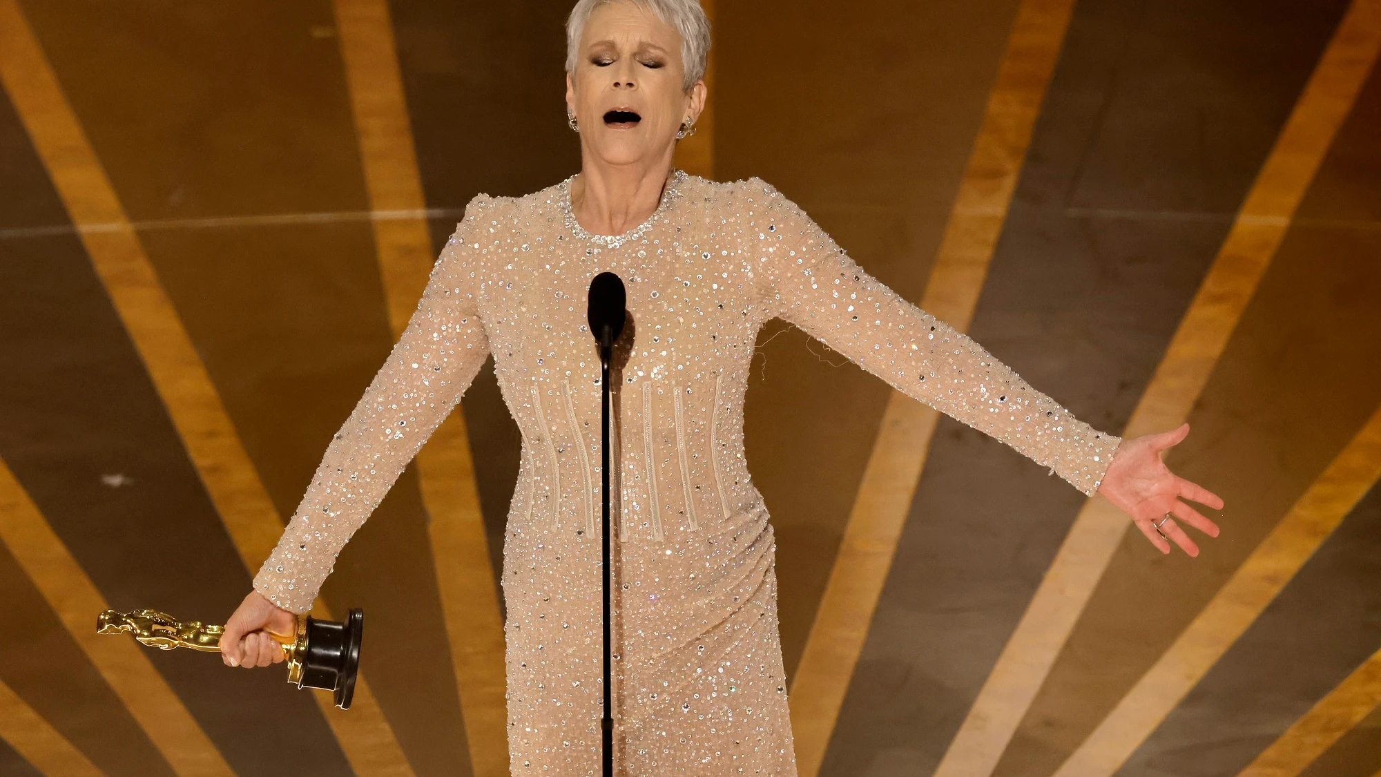 Jamie Lee Curtis, eufórica tras ganar el Oscar a Mejor Actriz de Reparto por 'Todo a la vez en todas partes'