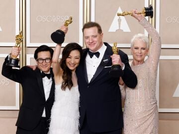 Ke Huy Quan, Michelle Yeoh, Brendan Fraser y  Jamie Lee Curtis con sus Oscars