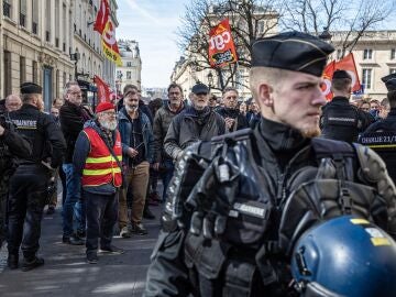 Agentes de policía aseguran el acceso a la Asamblea Nacional francesa